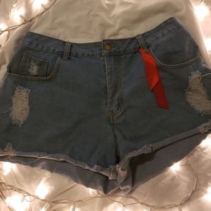 K styled short shorts with removable accessory